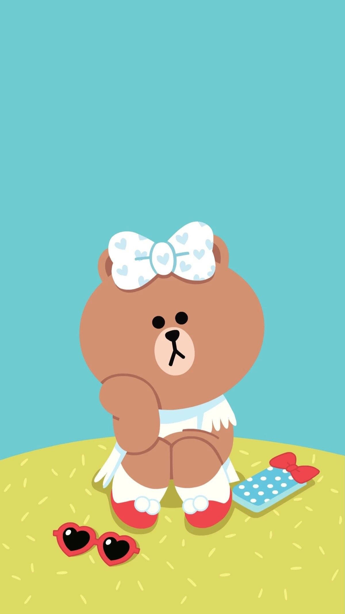 Line 桌布 壁紙 — 一隻可愛的卡通熊戴著心形圖案的蝴蝶結，坐在草地上，旁邊有心形太陽眼鏡和圓點手機。