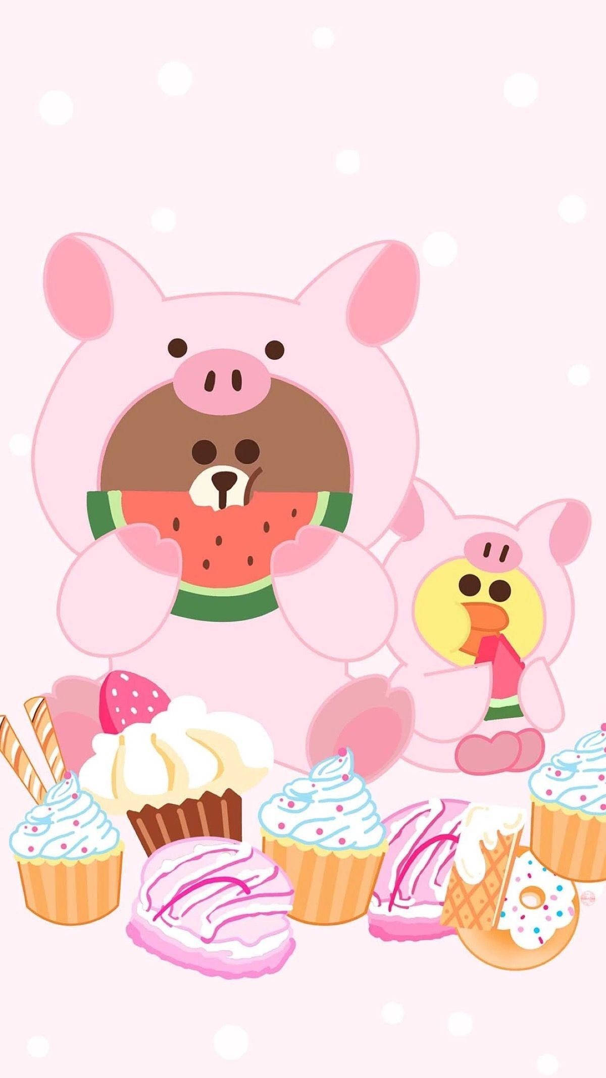 Kakao Friends 桌布 壁紙 — 一隻可愛的卡通熊穿著粉紅色豬裝，在柔和的粉紅色背景上吃西瓜，周圍是粉彩甜點。