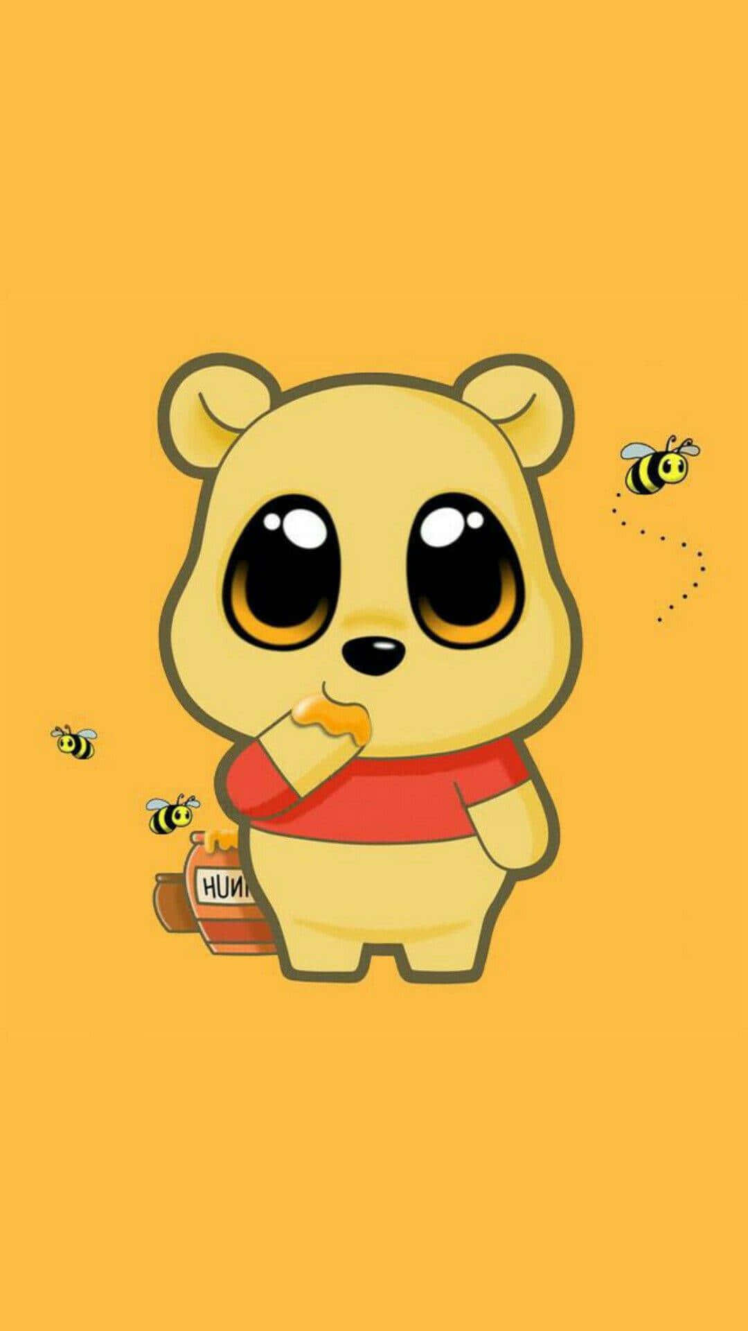 Cute Cartoon 桌布 壁紙 — 一隻可愛的卡通熊穿著紅色襯衫，在純黃色背景上開心地吃著蜂蜜，周圍有蜜蜂嗡嗡飛舞。