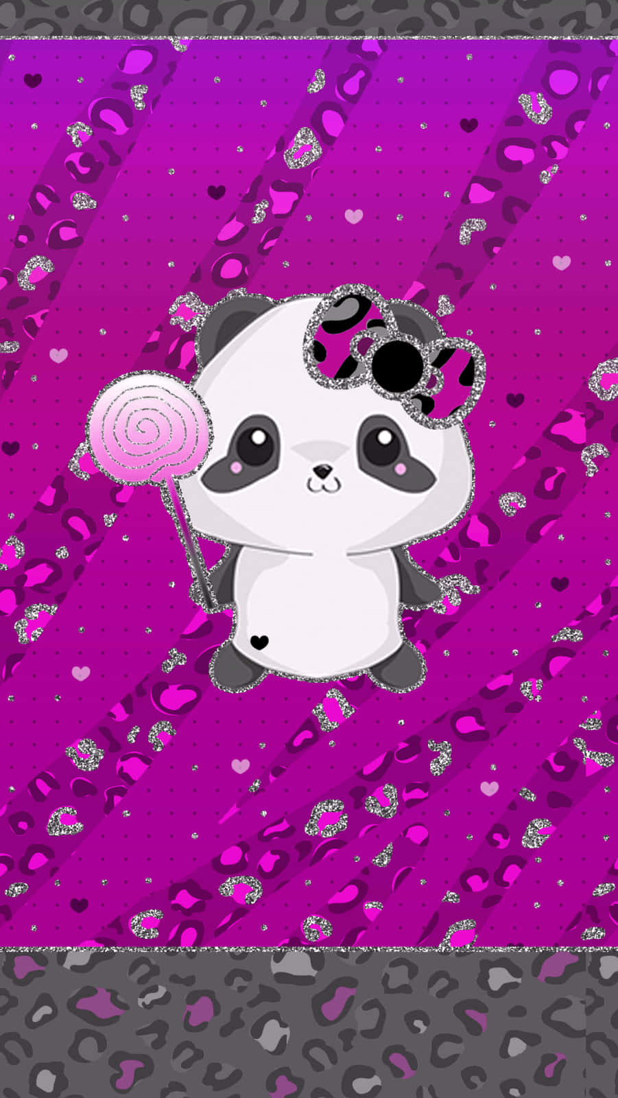 Cute Panda 桌布 壁紙 — 一隻可愛的卡通熊貓，拿著粉紅色棒棒糖，戴著閃亮豹紋蝴蝶結，背景是充滿愛心和斜紋的鮮豔紫色。
