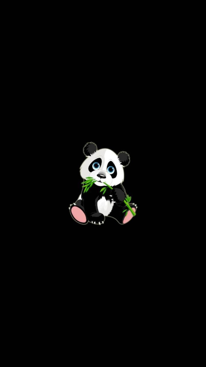 一隻藍眼睛的卡通熊貓在黑色背景上拿著竹子。 — 極簡黑色手機桌布 壁紙