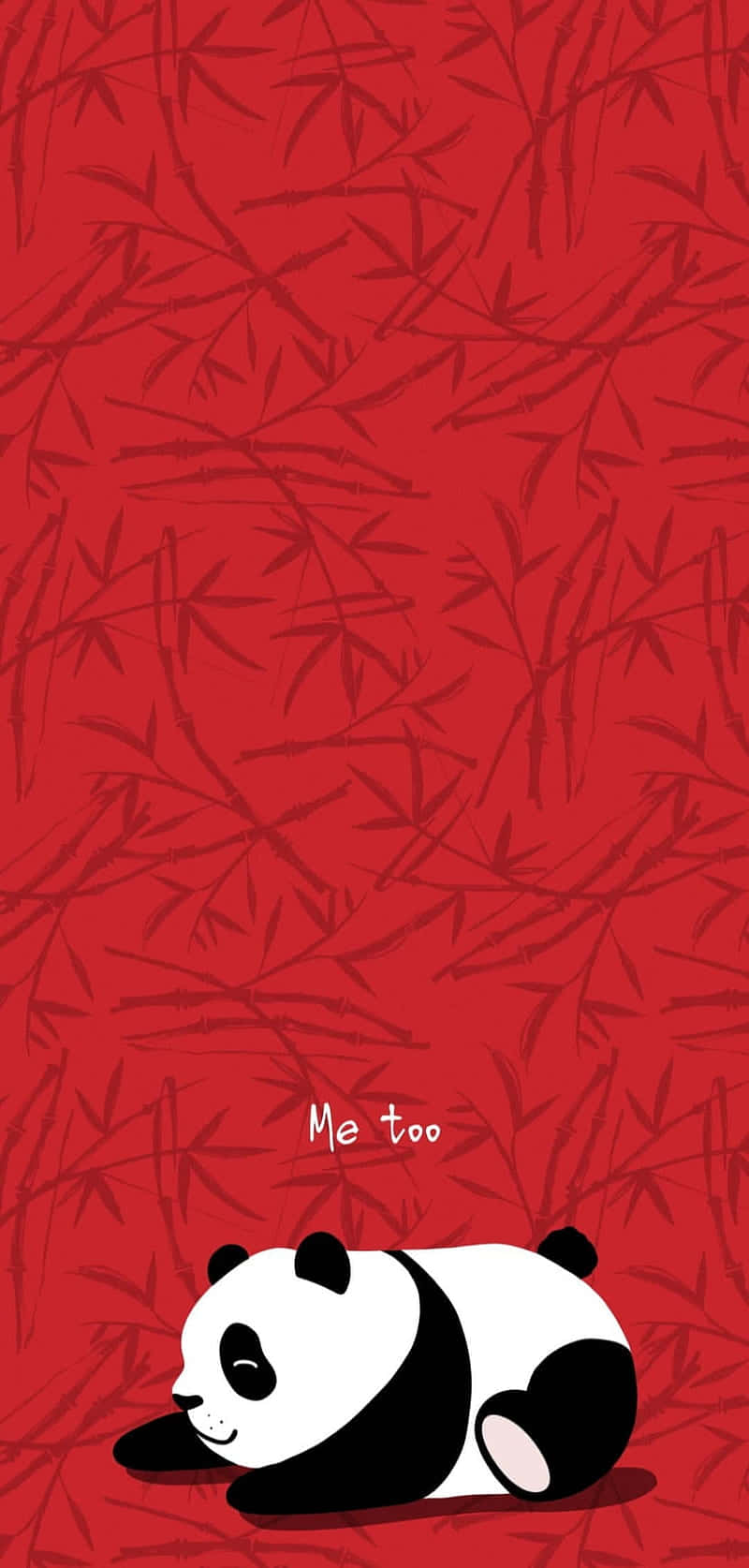 桌布 壁紙 — 一隻可愛的卡通熊貓在帶有竹子圖案的鮮紅色背景上睡著了，上方有文字 'Me too'。