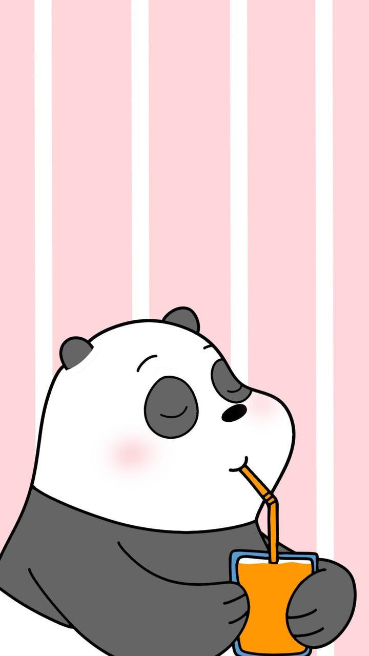 熊熊遇見你 桌布 壁紙 — 一隻可愛的卡通熊貓在粉紅和白色條紋背景上用吸管喝柳橙汁。