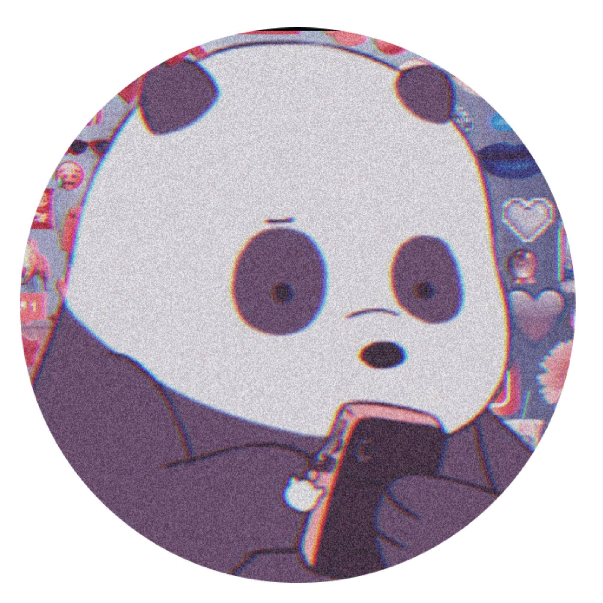 Pfp 桌布 壁紙 — 一隻可愛的卡通熊貓帶有故障紫色色調，手持電話，周圍環繞著彩色愛心和貼紙。