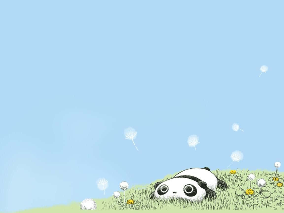 Kawaii Panda 桌布 壁紙 — 一隻可愛的卡通熊貓從長滿草的山坡上探出頭來，蒲公英絨毛在晴朗的藍天下向上飄揚。