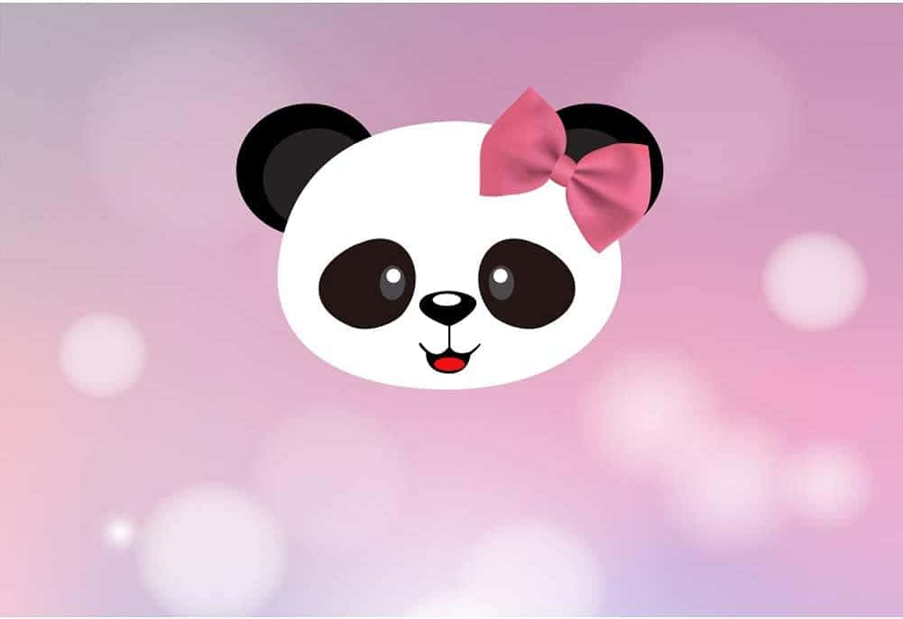 Cute Panda 桌布 壁紙 — 一隻可愛的卡通熊貓戴著粉紅色蝴蝶結，在柔和的粉紅色散景背景前微笑。