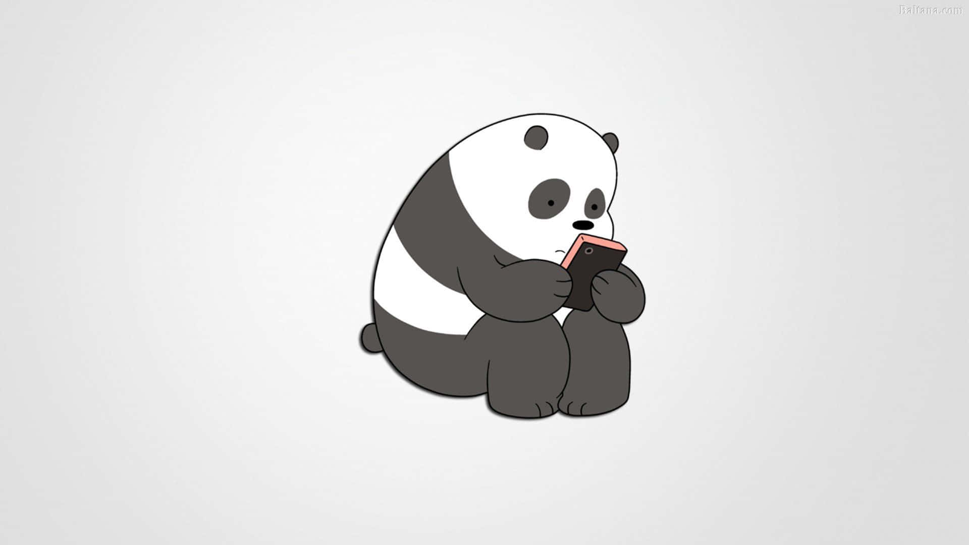 熊熊遇見你 桌布 壁紙 — 一隻可愛的卡通熊貓盤腿坐在純色背景上，專注地看着一個帶有粉紅色保護殼的智慧型手機。