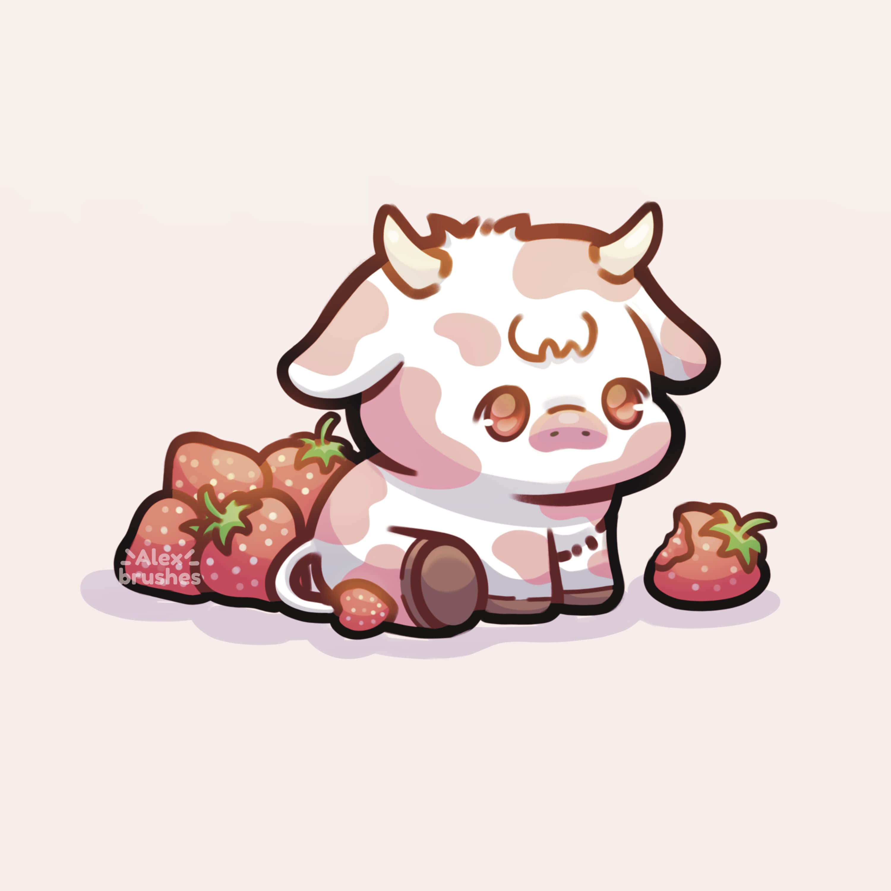 Strawberry Cow 桌布 壁紙 — 一隻可愛的卡通牛，帶有粉紅色斑點，坐在柔軟的米色背景上的一堆草莓旁邊。