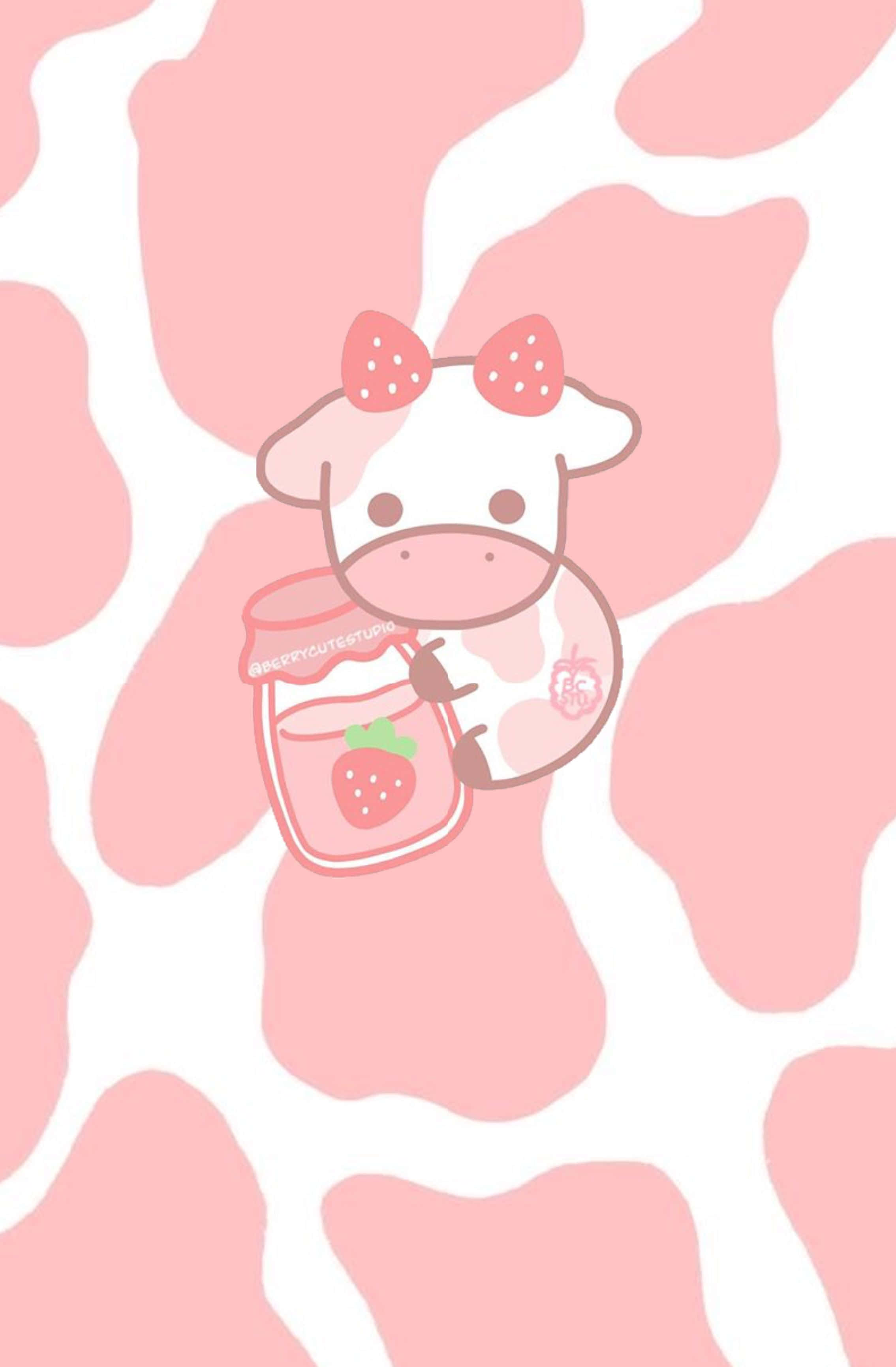 Kawaii Cow 桌布 壁紙 — 一隻可愛的卡通牛，戴著草莓蝴蝶結，拿著一瓶草莓牛奶，背景是粉紅色和白色的乳牛紋。