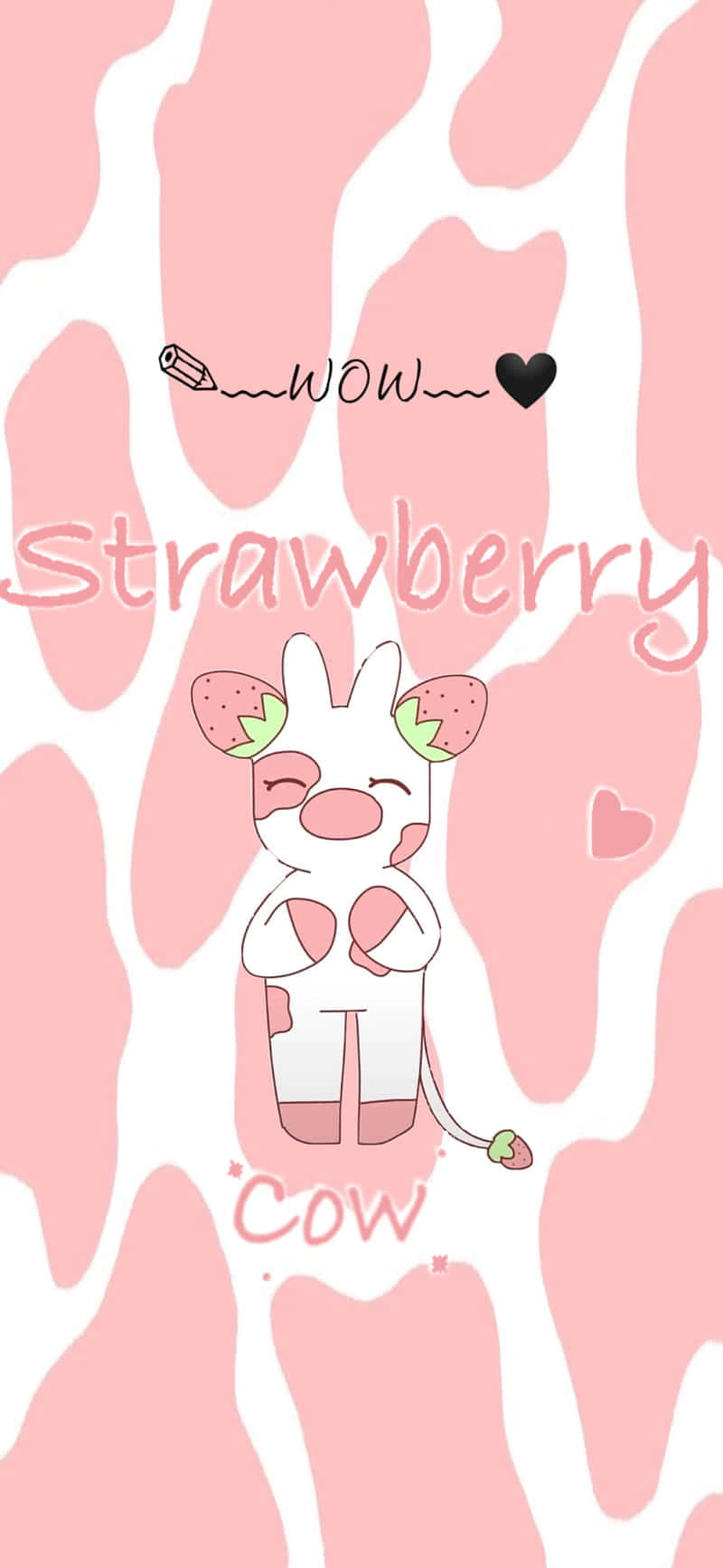 Strawberry Cow 桌布 壁紙 — 一隻可愛的卡通牛，有草莓耳朵和尾巴，站在粉紅和白色乳牛紋背景上，附有文字。