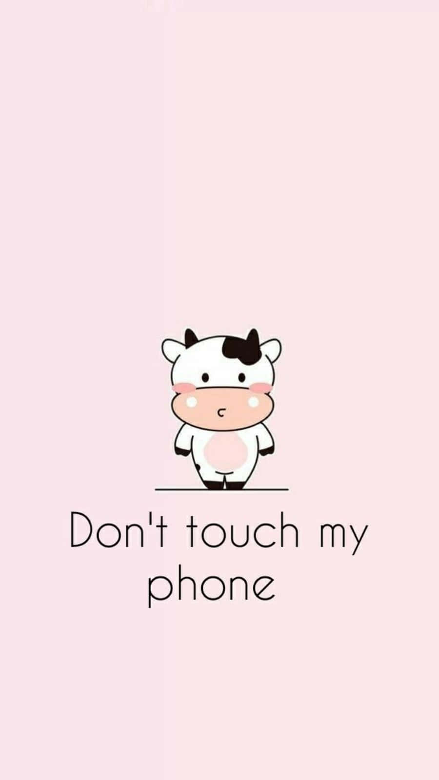 Kawaii Cute Cow 桌布 壁紙 — 一隻可愛的卡通牛，臉頰粉紅，站在一條線上，背景是柔和的粉紅色，上面寫著「不要碰我的手機」。