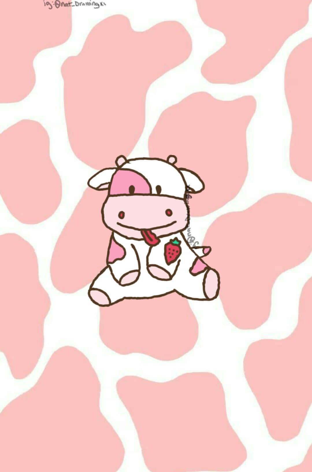 Kawaii Cow 桌布 壁紙 — 一隻可愛的卡通牛，身上有粉紅色斑點，胸前有一顆草莓，坐在粉白相間的乳牛紋背景前。