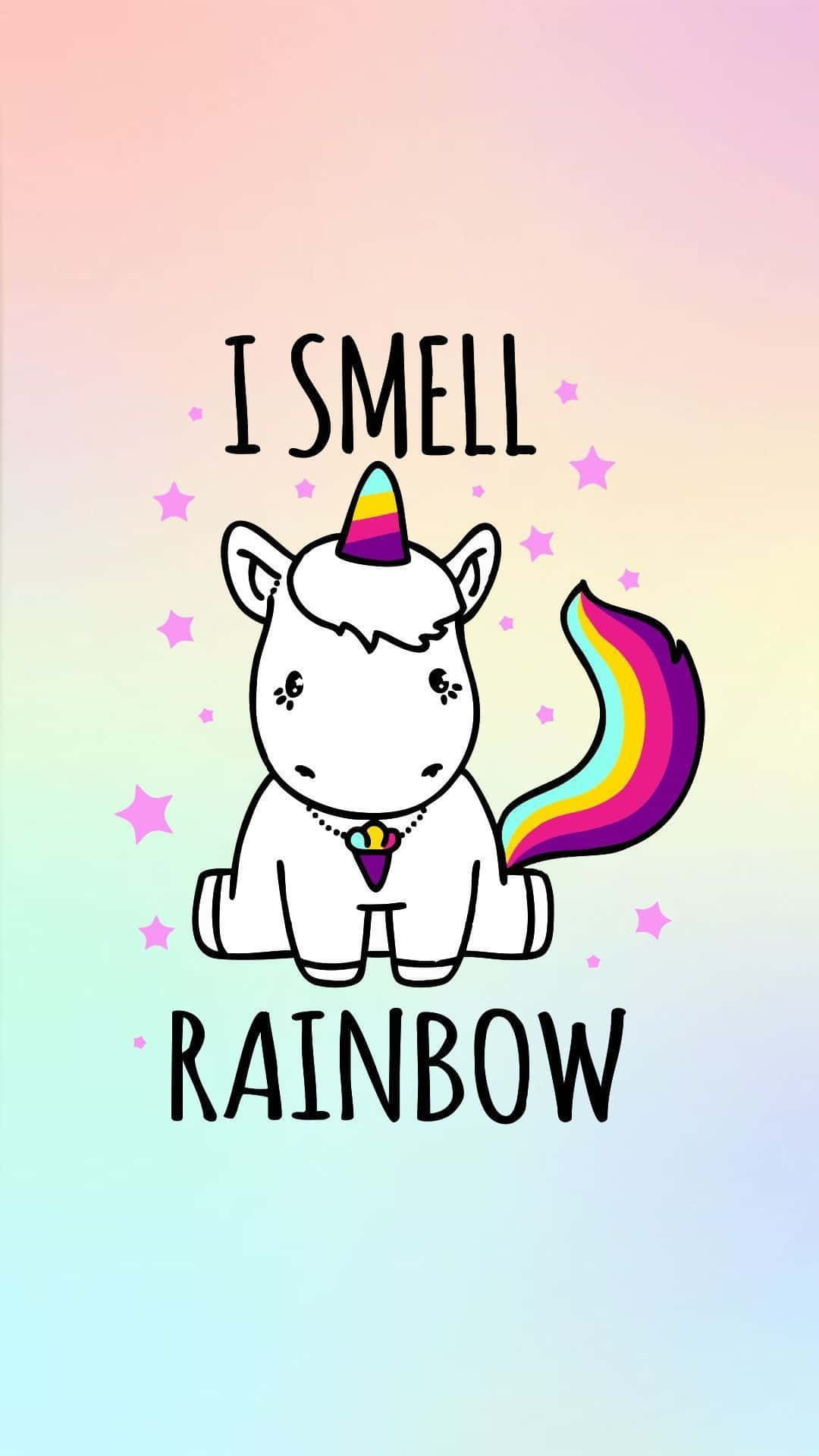 Pastel Unicorn 桌布 壁紙 — 一隻可愛的卡通獨角獸，擁有彩虹色的角和尾巴，坐在點綴著粉紅色星星的柔和漸變天空前。