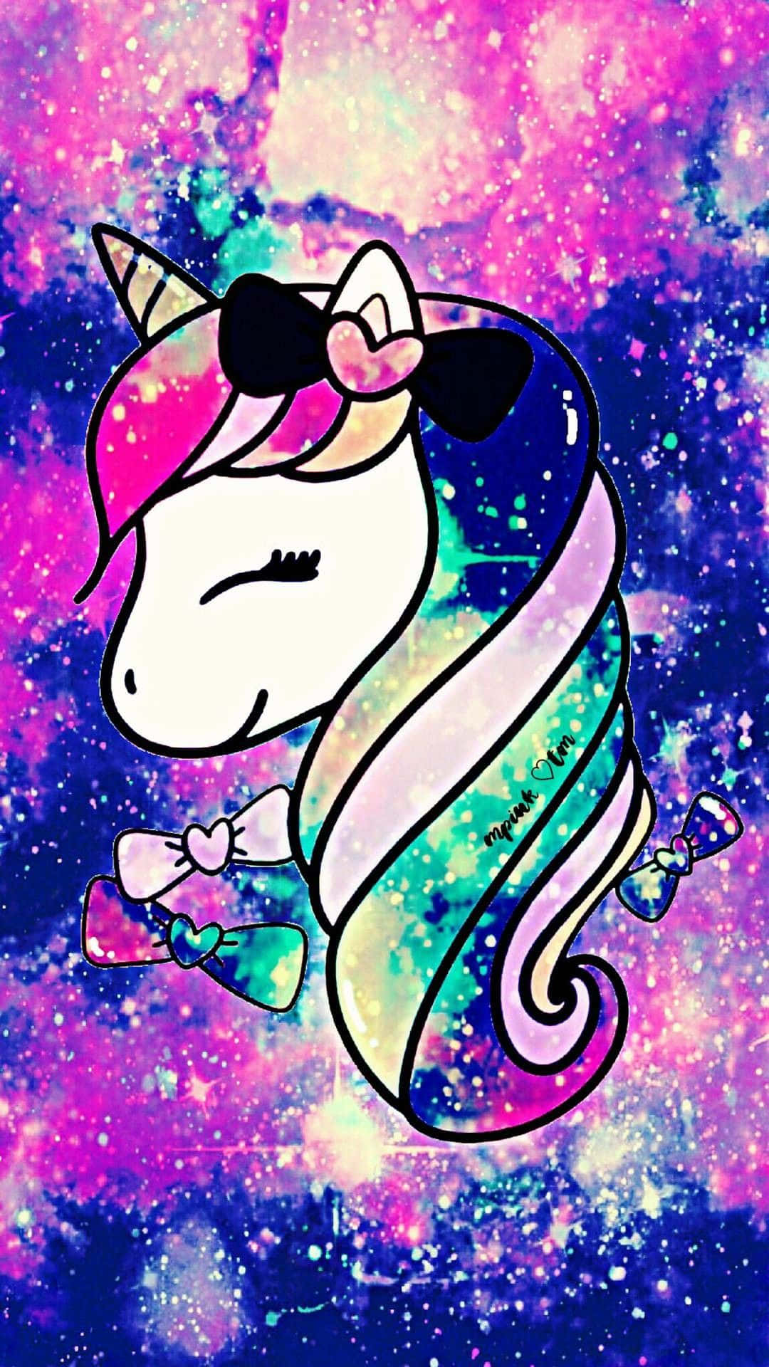Cartoon Unicorn 桌布 壁紙 — 一隻可愛的卡通獨角獸，擁有彩虹鬃毛和蝴蝶結，在閃爍的宇宙背景上平靜地漂浮。
