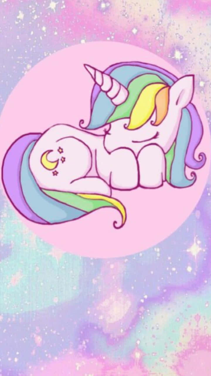 Cute Unicorn 桌布 壁紙 — 一隻可愛的卡通獨角獸，擁有彩虹鬃毛，在閃爍的粉彩銀河背景上，於粉紅色圓圈上安詳地睡覺。