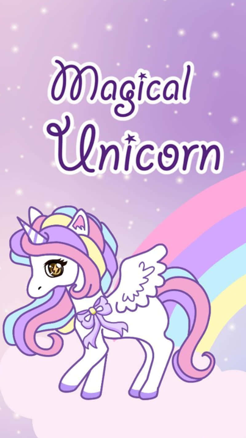 Pastel Unicorn 桌布 壁紙 — 一隻可愛的卡通獨角獸，擁有彩虹鬃毛和翅膀，站在粉彩彩虹和星空前。