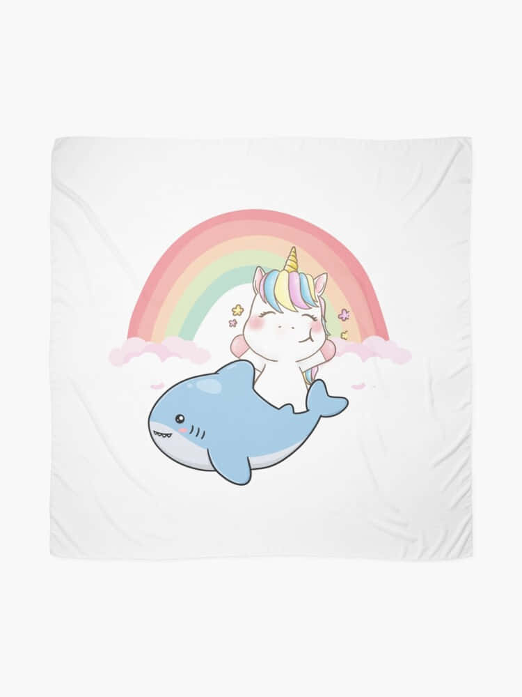 Cute Rainbow Pastel 桌布 壁紙 — 一隻可愛的卡通獨角獸，擁有彩虹鬃毛，在色彩繽紛的彩虹拱門下騎著微笑的藍色鯊魚。