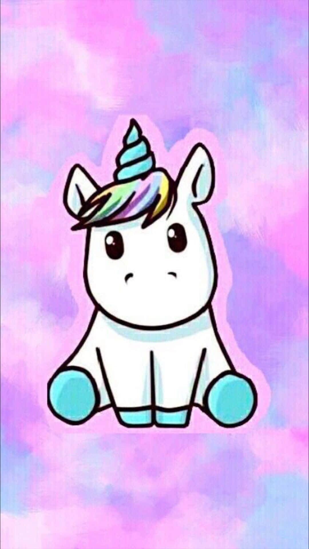 Kawaii Unicorn 桌布 壁紙 — 一隻可愛的卡通獨角獸，擁有彩虹鬃毛和藍色蹄子，坐在粉紫色和粉紅色的水彩背景前。