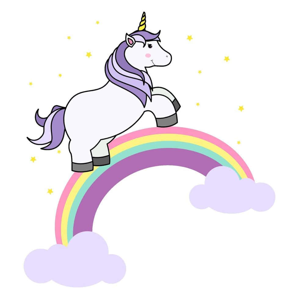 獨角獸 桌布 壁紙 — 一隻可愛的卡通獨角獸，擁有紫色鬃毛和角，優雅地站在色彩繽紛的彩虹上，彩虹在 fluffy 雲朵和閃爍星星之間拱起。