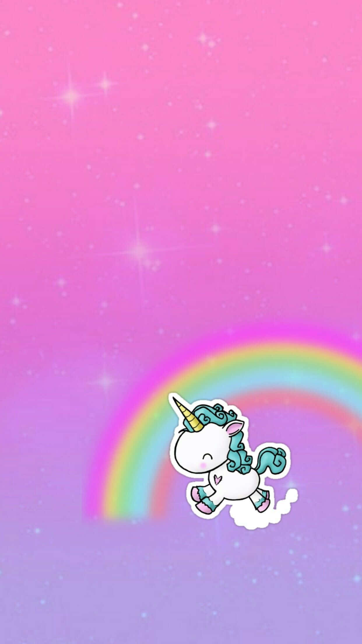 Kawaii Unicorn 桌布 壁紙 — 一隻可愛的卡通獨角獸，擁有青綠色的鬃毛和角，在彩虹下的雲朵上飛翔，背景是閃爍的粉紅色和紫色天空。