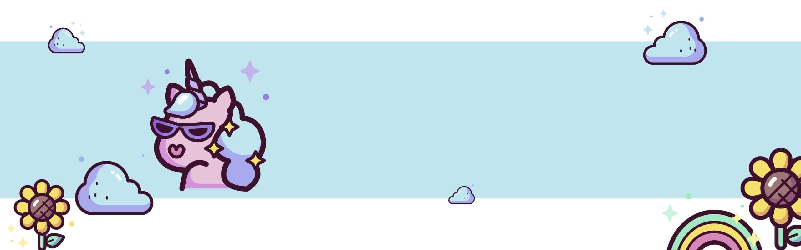 2560x800 桌布 壁紙 — 一隻可愛的卡通獨角獸戴著太陽眼鏡，在粉彩天空下與向日葵和雲朵一起微笑。