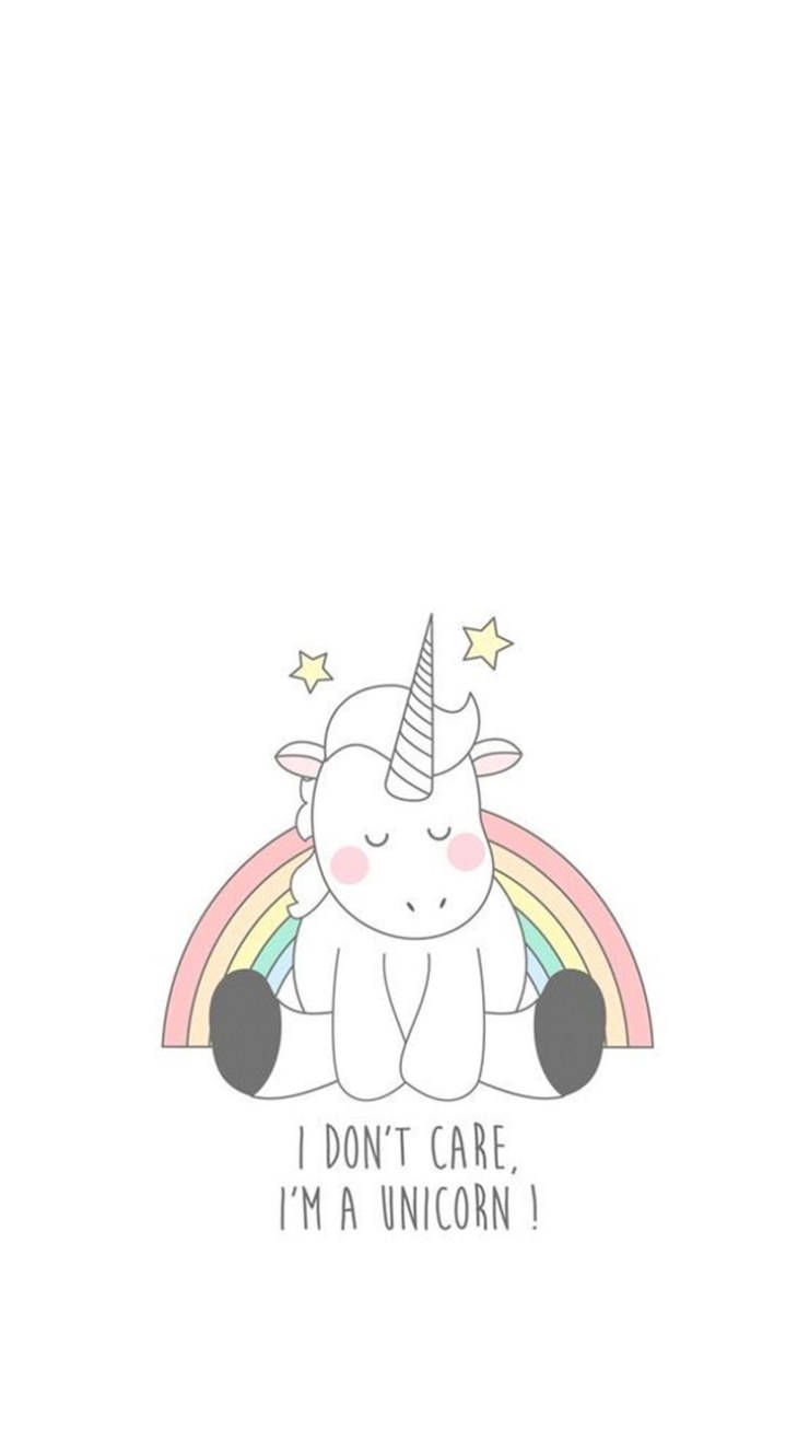 一隻卡通獨角獸閉著眼睛，坐在有星星和文字的彩虹上。 — 彩虹獨角獸 壁紙