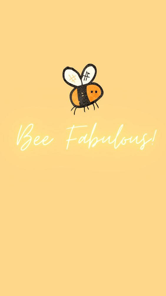 Cute Yellow Aesthetic 桌布 壁紙 — 一隻可愛的卡通蜜蜂，帶有主題標籤翅膀，在純黃色背景上飛過「Bee Fabulous」字樣。