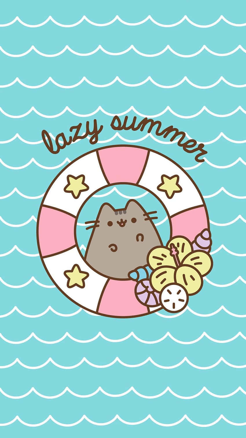 Cute Pusheen 桌布 壁紙 — 一隻可愛的卡通貓咪在粉紅色和白色的救生圈上，漂浮在藍綠色的波浪中，周圍有夏季沙灘用品。