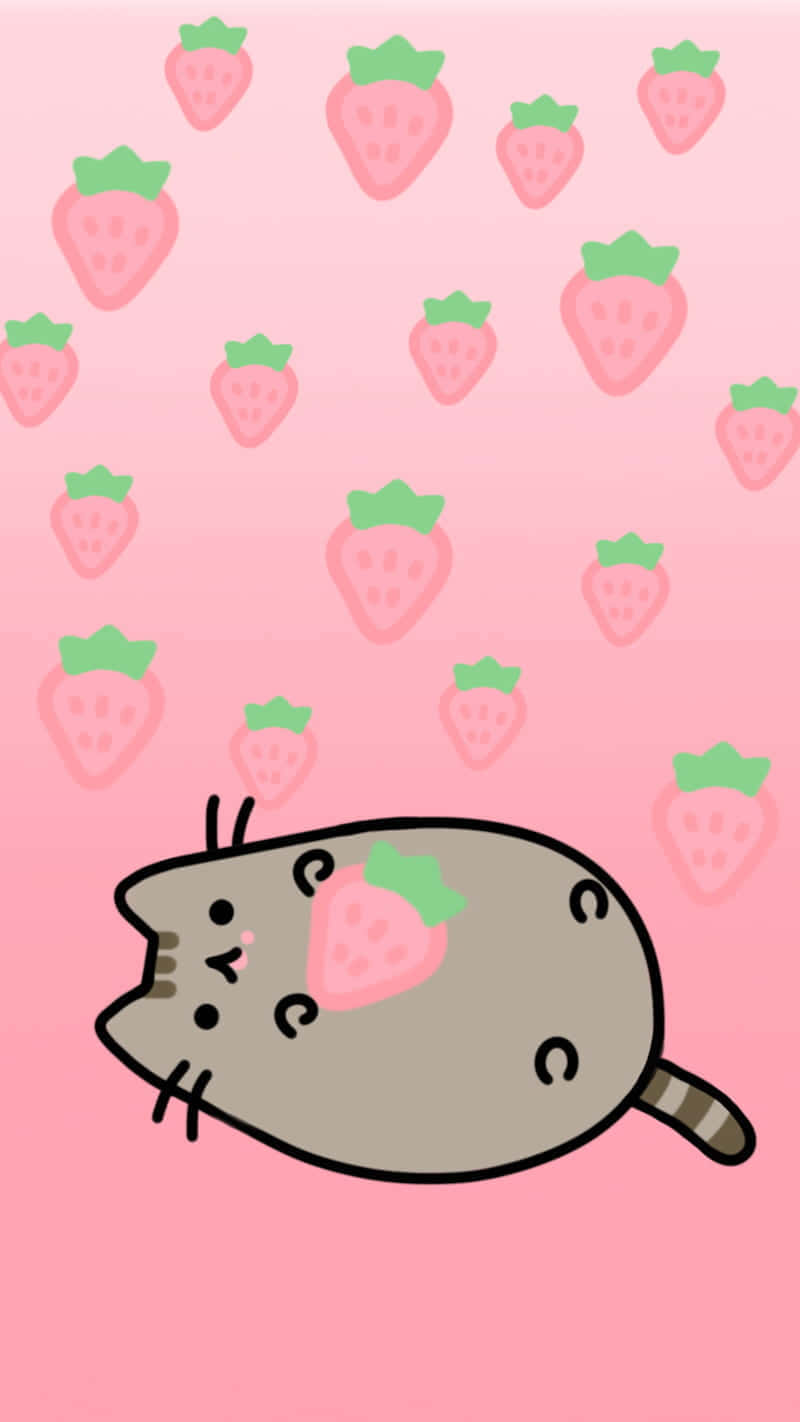 Cute Pusheen 桌布 壁紙 — 一隻可愛的卡通貓咪在粉紅色背景上，胸前放著一顆草莓，周圍漂浮著許多草莓，安詳地睡著。