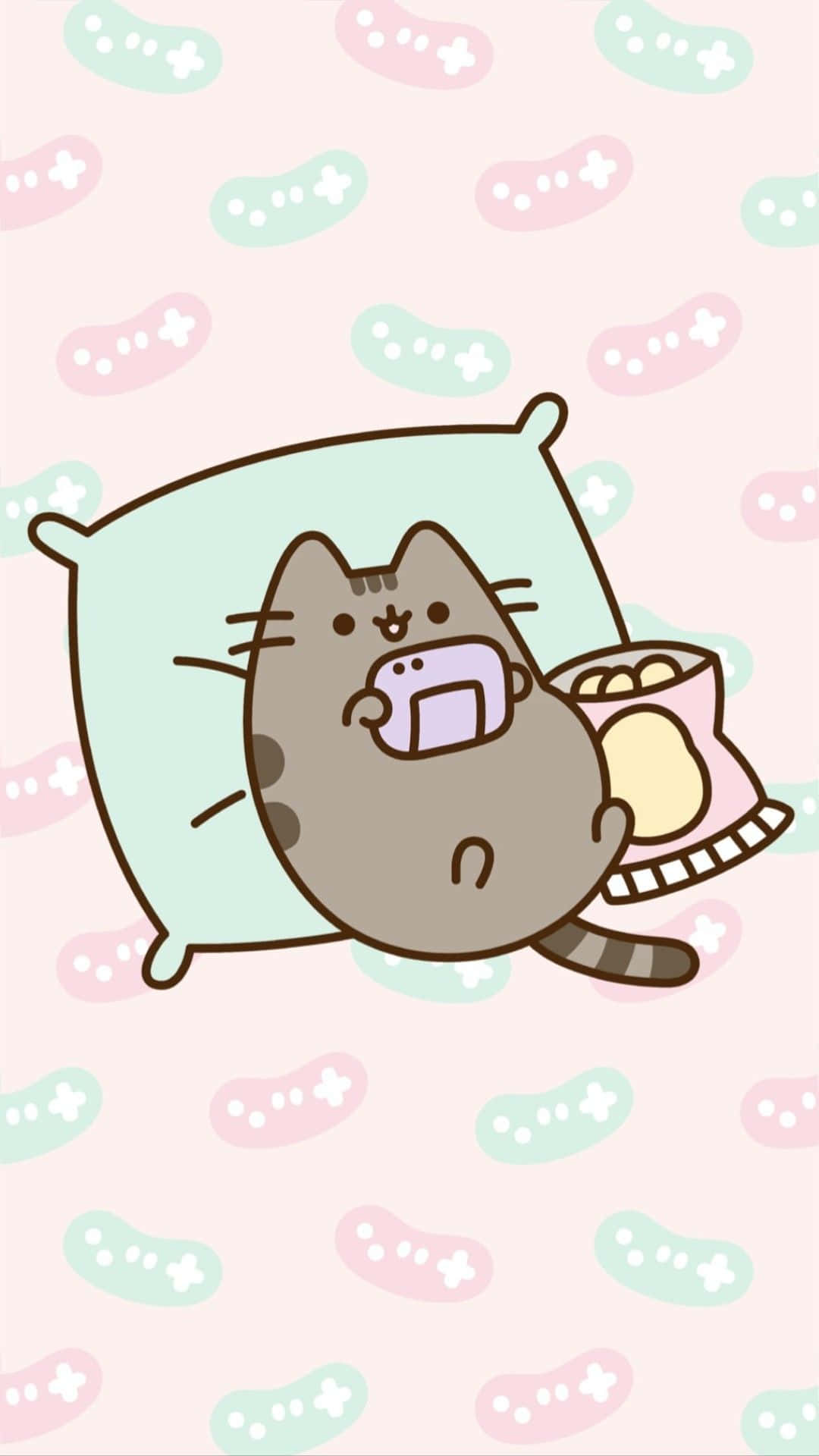 Cute Pusheen 桌布 壁紙 — 一隻可愛的卡通貓咪躺在枕頭上，拿著零食袋，背景是粉彩圖案。