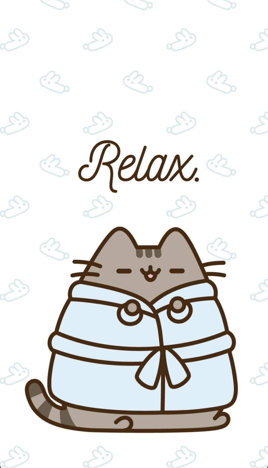 Kawaii Pusheen 桌布 壁紙 — 一隻可愛的卡通貓穿著淺藍色浴袍，在白色背景上帶著淡淡的兔子輪廓和「Relax」字樣，滿足地微笑。