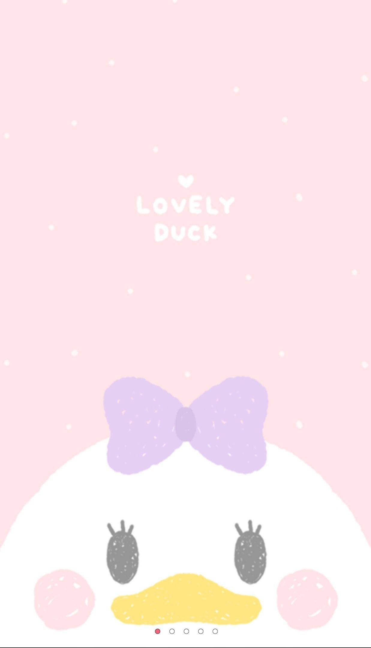Kawaii iPhone 桌布 壁紙 — 一隻可愛的卡通鴨子，戴著紫色蝴蝶結和黃色喙，從下方窺視，背景是柔和的粉紅色帶有白色圓點和文字lovely duck。