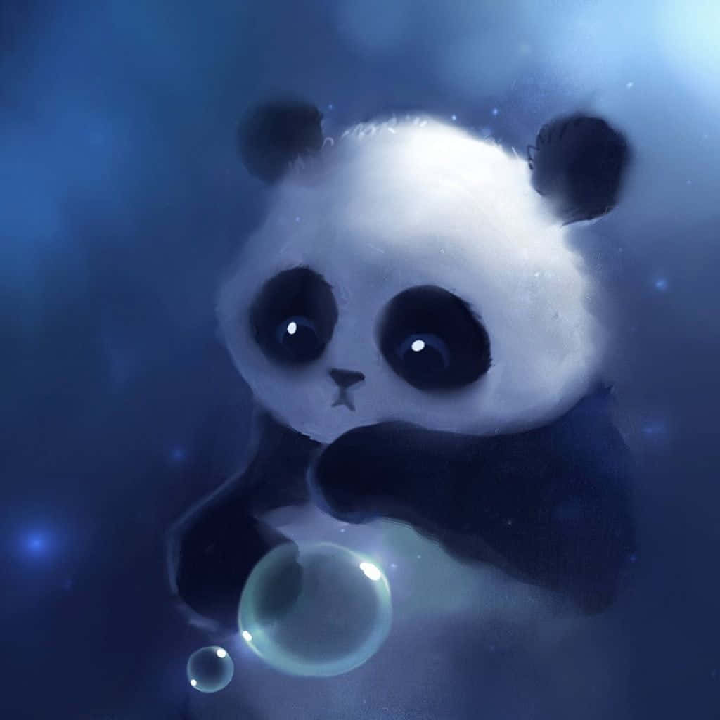 熊貓 桌布 壁紙 — 一隻可愛的大熊貓，大眼睛，在夢幻的藍色迷霧背景中拿著一個發光的泡泡。