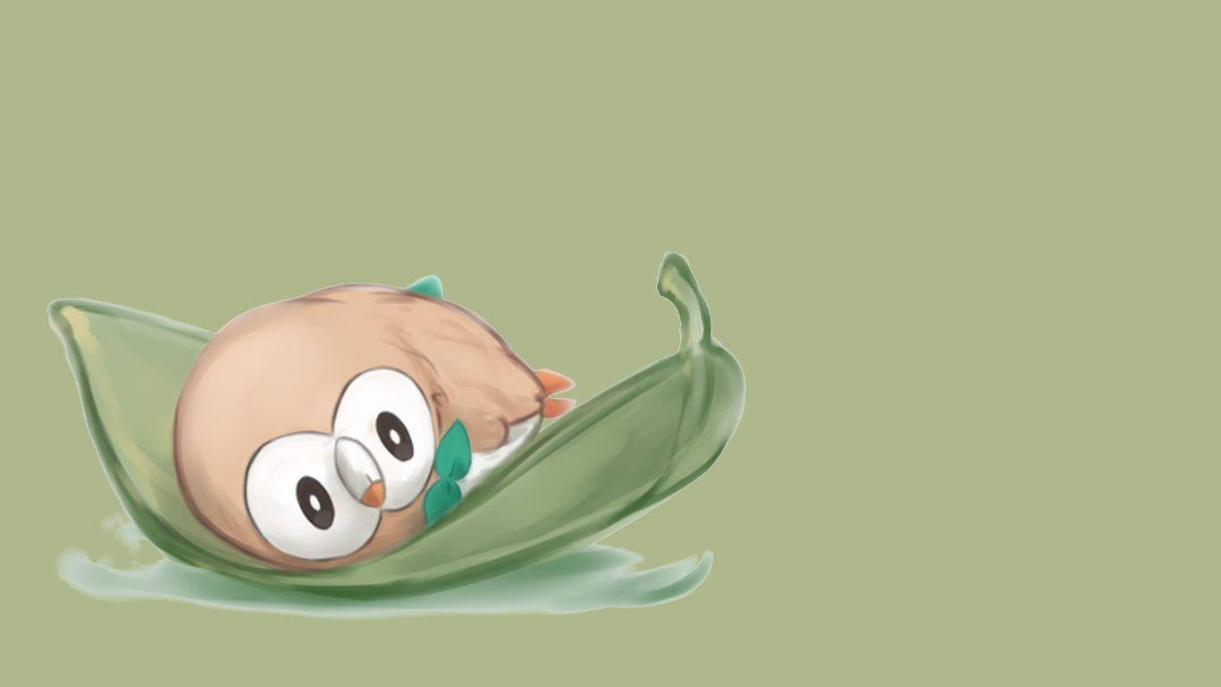 Rowlet 桌布 壁紙 — 一隻可愛的大眼卡通貓頭鷹在柔軟的橄欖色背景上，躺在綠色豌豆莢內休息。