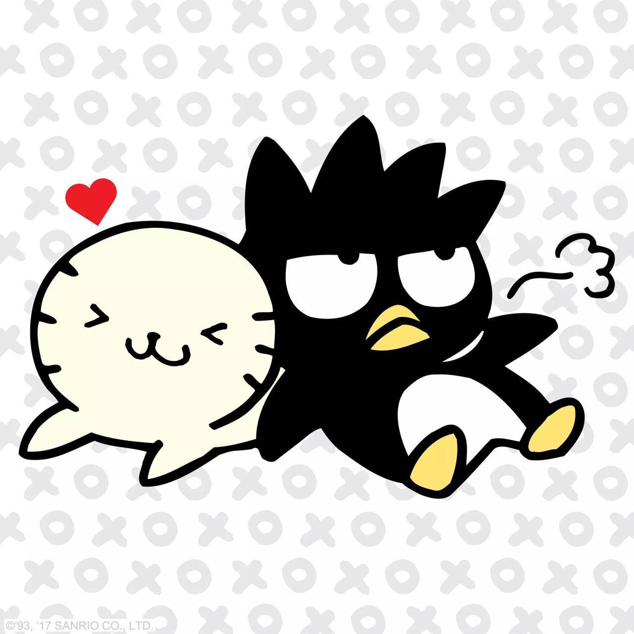 Badtz Maru 桌布 壁紙 — 一隻可愛的奶油色貓咪在圖案背景上，對著一隻黃腳黃喙的黑色企鵝親暱地蹭臉，旁邊還有一個漂浮的紅色愛心。