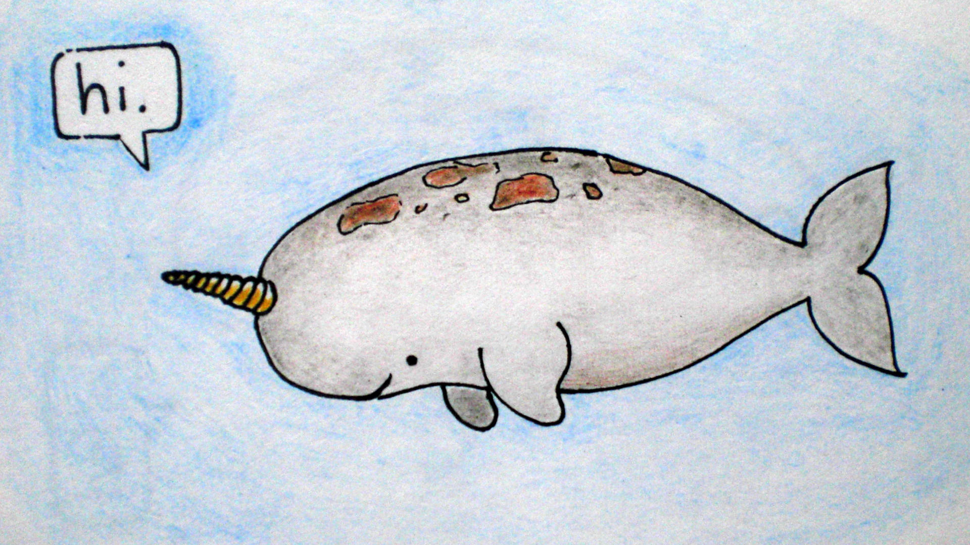 Narwhal 桌布 壁紙 — 一隻可愛的手繪一角鯨，有黃色長牙和棕色斑點，在淺藍色背景上微笑打招呼。