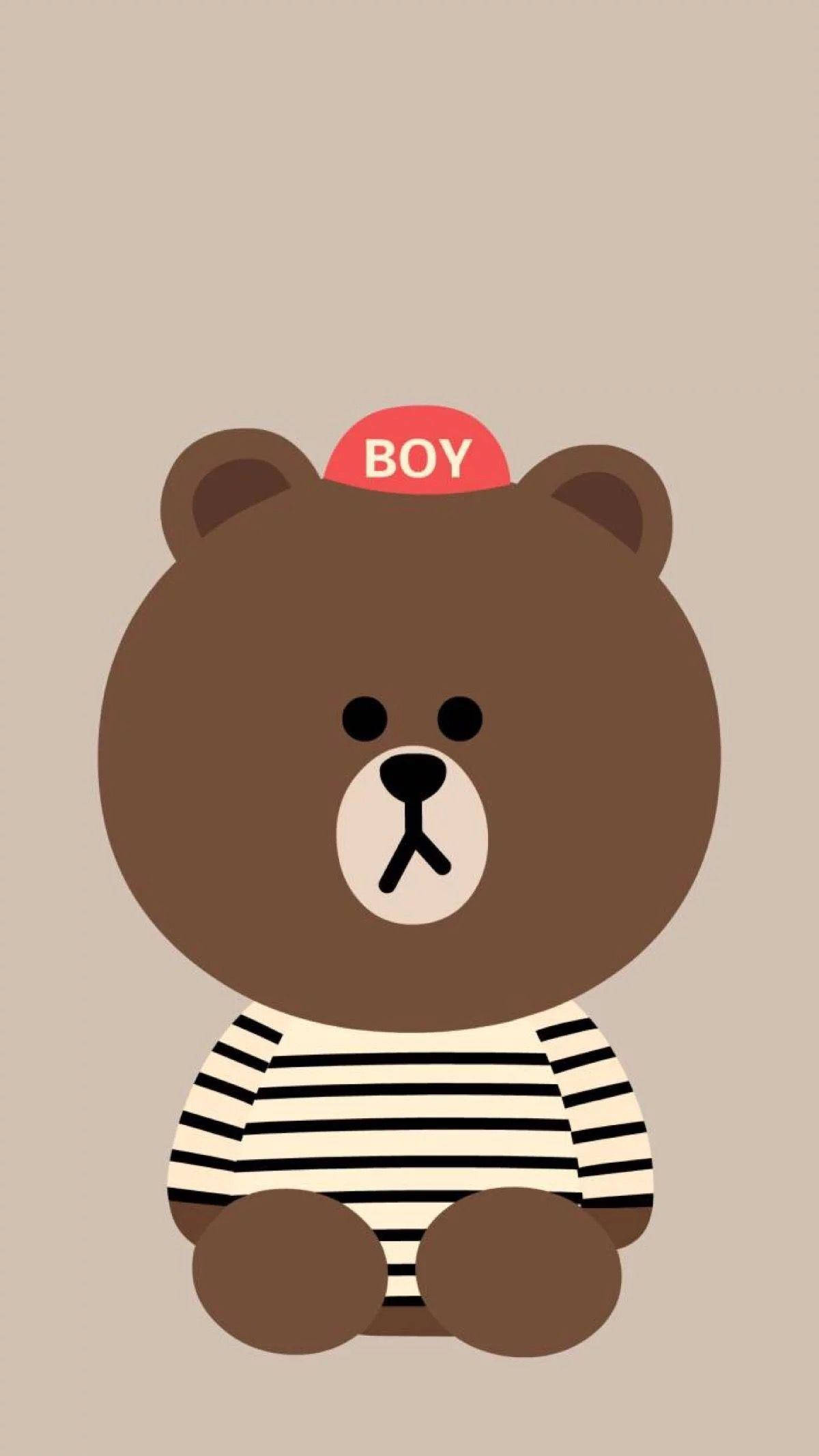 Line 桌布 壁紙 — 一隻可愛的棕色卡通熊，穿著條紋襯衫和紅色「BOY」帽子，坐在米色背景前。