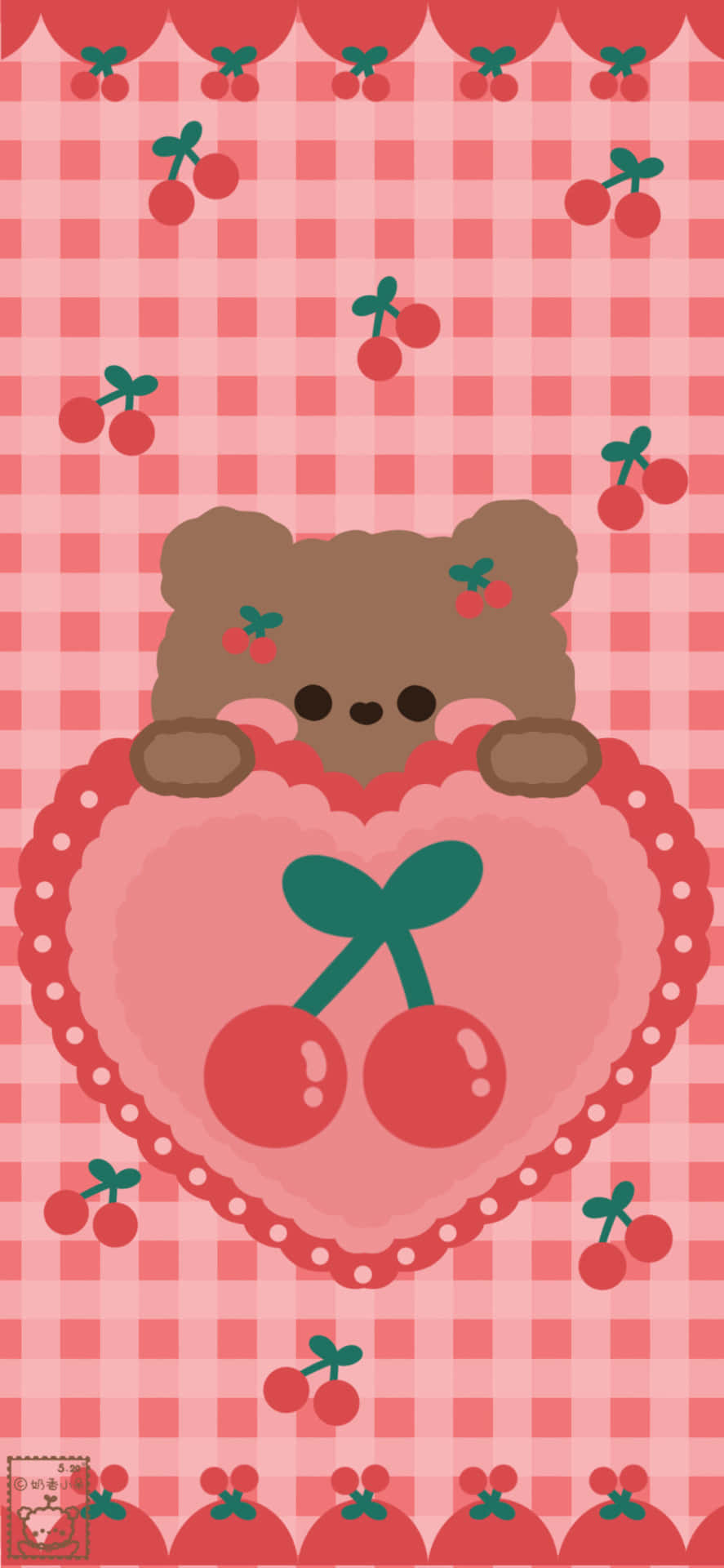 Cute Bear 桌布 壁紙 — 一隻可愛的棕色小熊從粉紅色心形後面探出頭來，心形上拿著櫻桃，背景是紅白格子圖案。