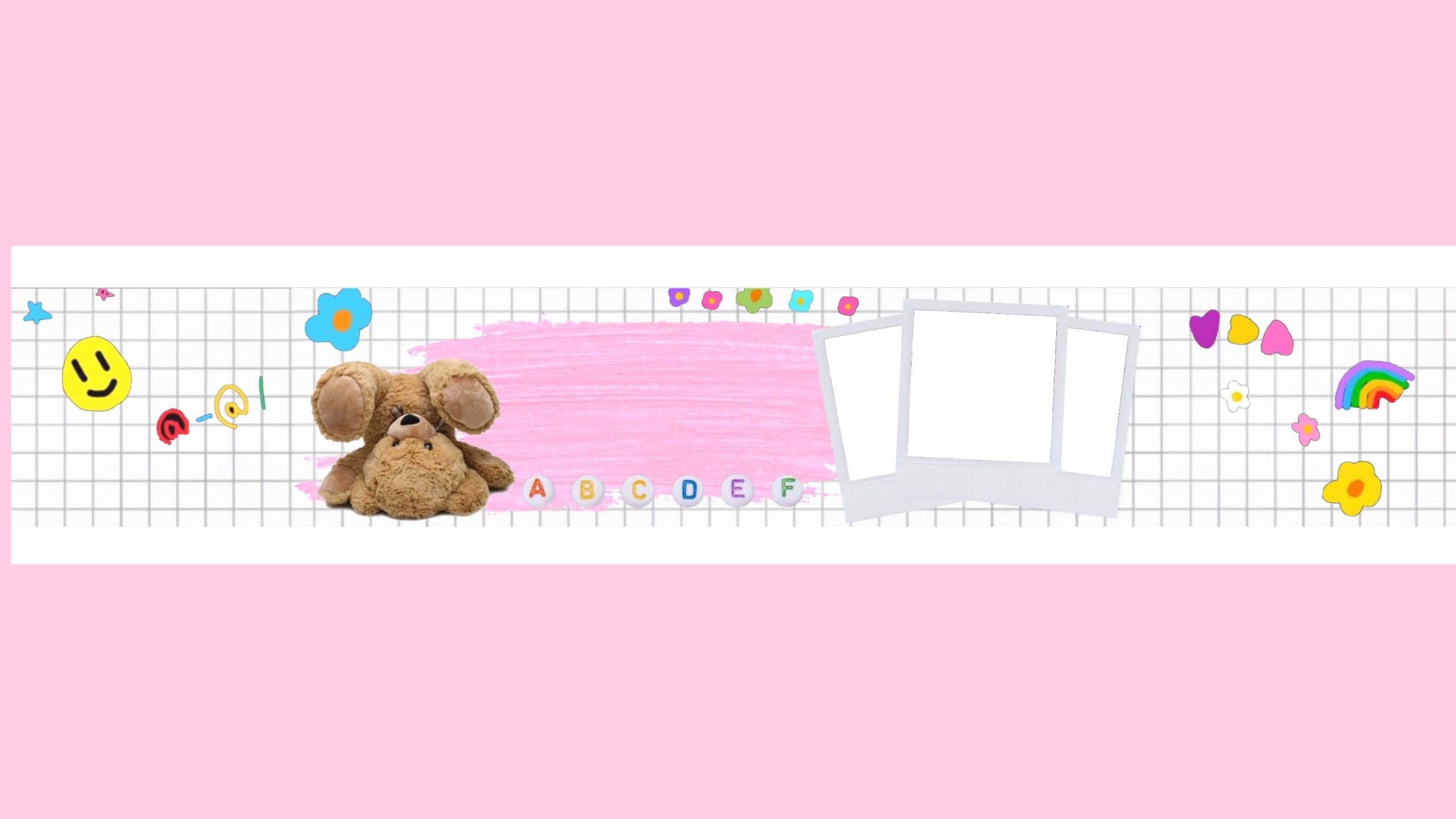 Aesthetic YouTube Banner 桌布 壁紙 — 一隻可愛的棕色泰迪熊坐在粉紅色格子背景上，周圍環繞著有趣的貼紙和相框。