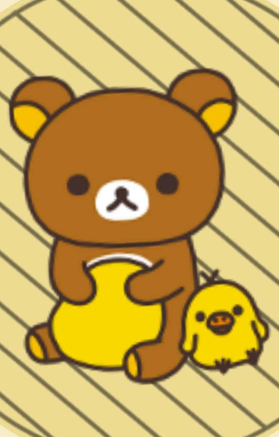 懶懶熊 桌布 壁紙 — 一隻可愛的棕色熊和一個小黃雞坐在條紋背景上，以簡單的卡通風格呈現。