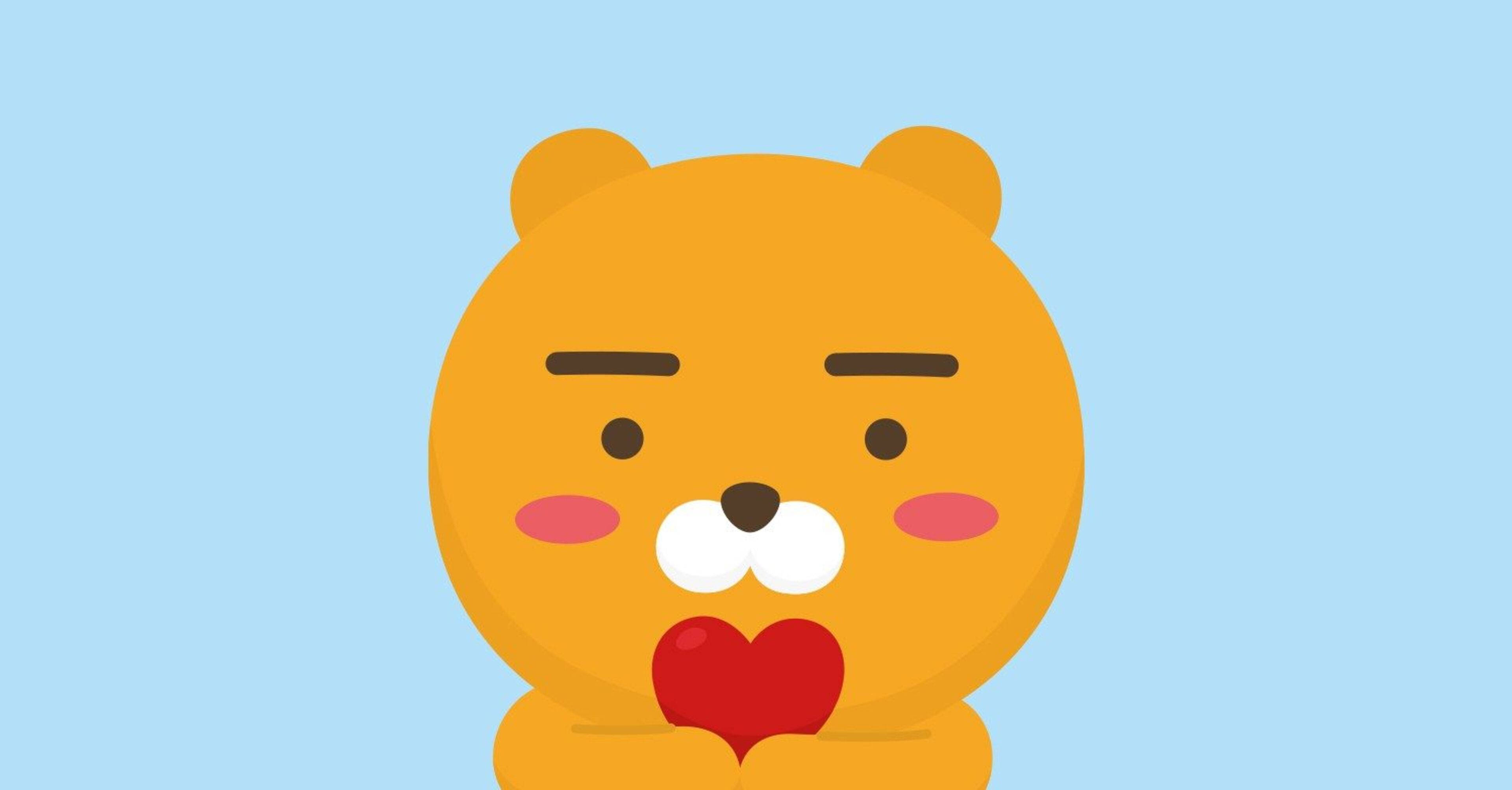 Kakao 桌布 壁紙 — 一隻可愛的橙色卡通熊，臉頰紅潤，在柔和的藍色背景前拿著一個紅心。
