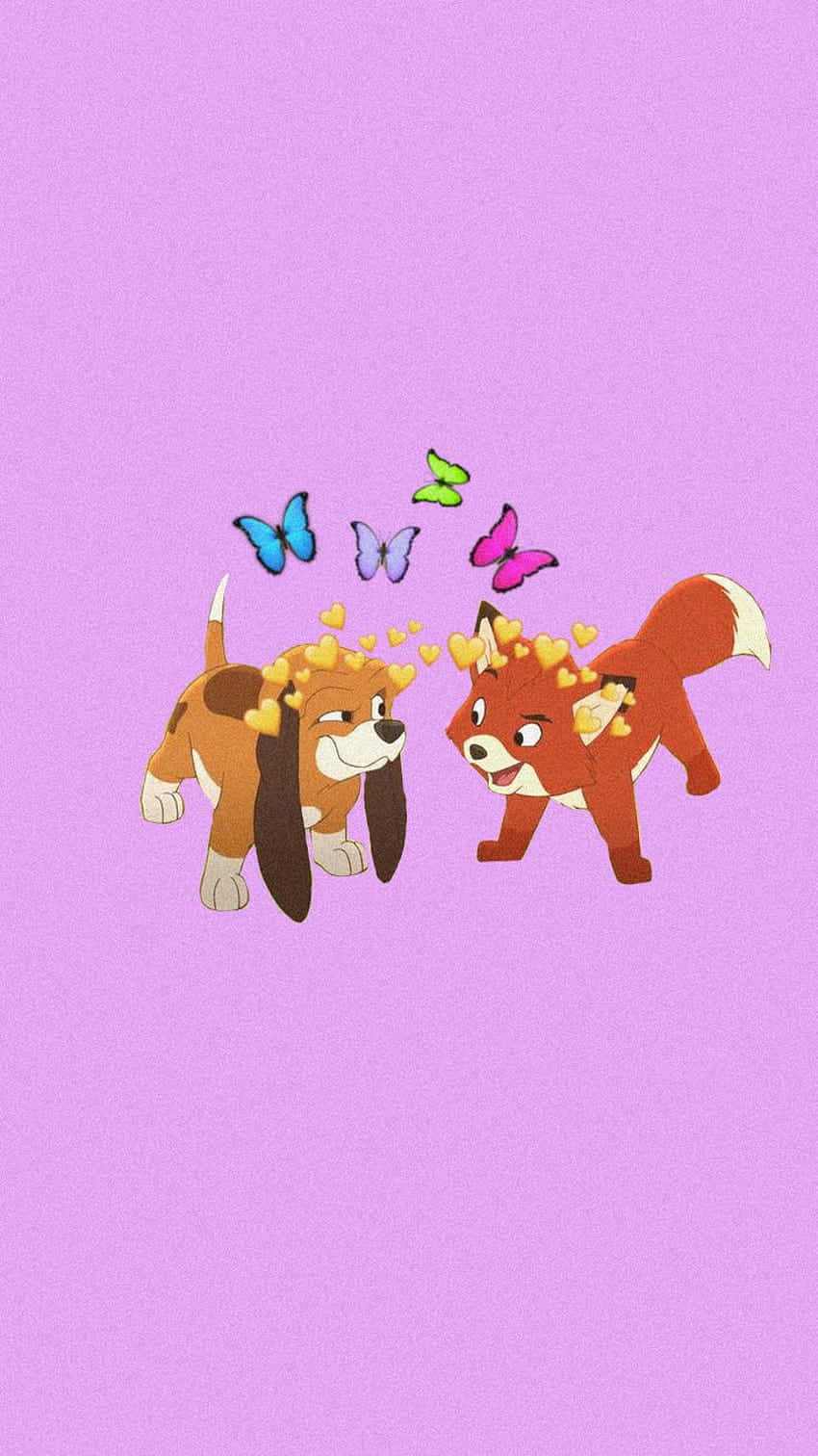 the fox and the hound 桌布 壁紙 — 一隻可愛的比格犬和狐狸面對面，心形和蝴蝶在它們之間漂浮在柔和的紫色背景上。