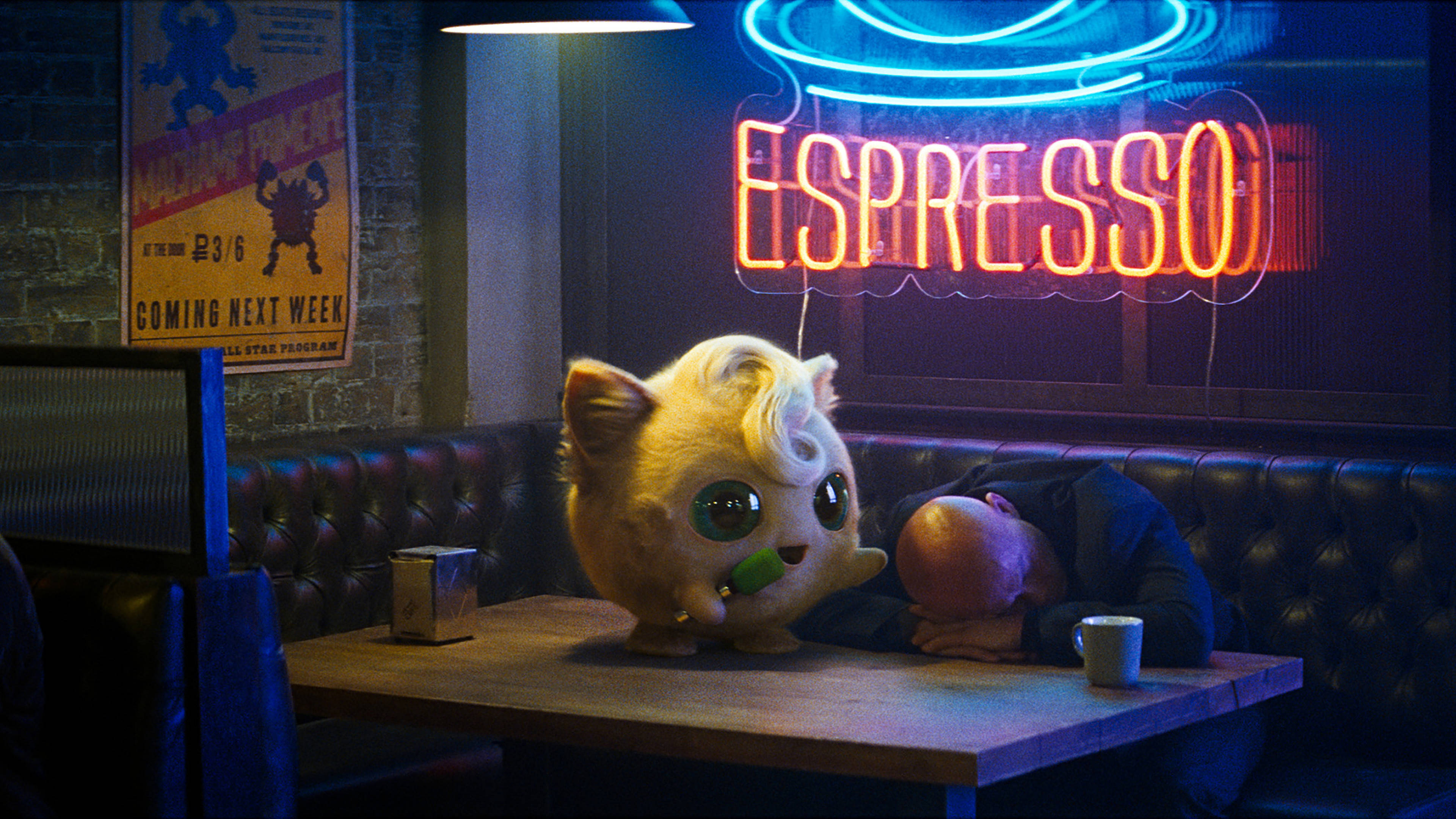 Jigglypuff 桌布 壁紙 — 一隻可愛的毛茸茸生物，綠色眼睛，坐在餐廳桌子旁，旁邊是一個睡著的男人，上方是發光的濃縮咖啡霓虹燈招牌。