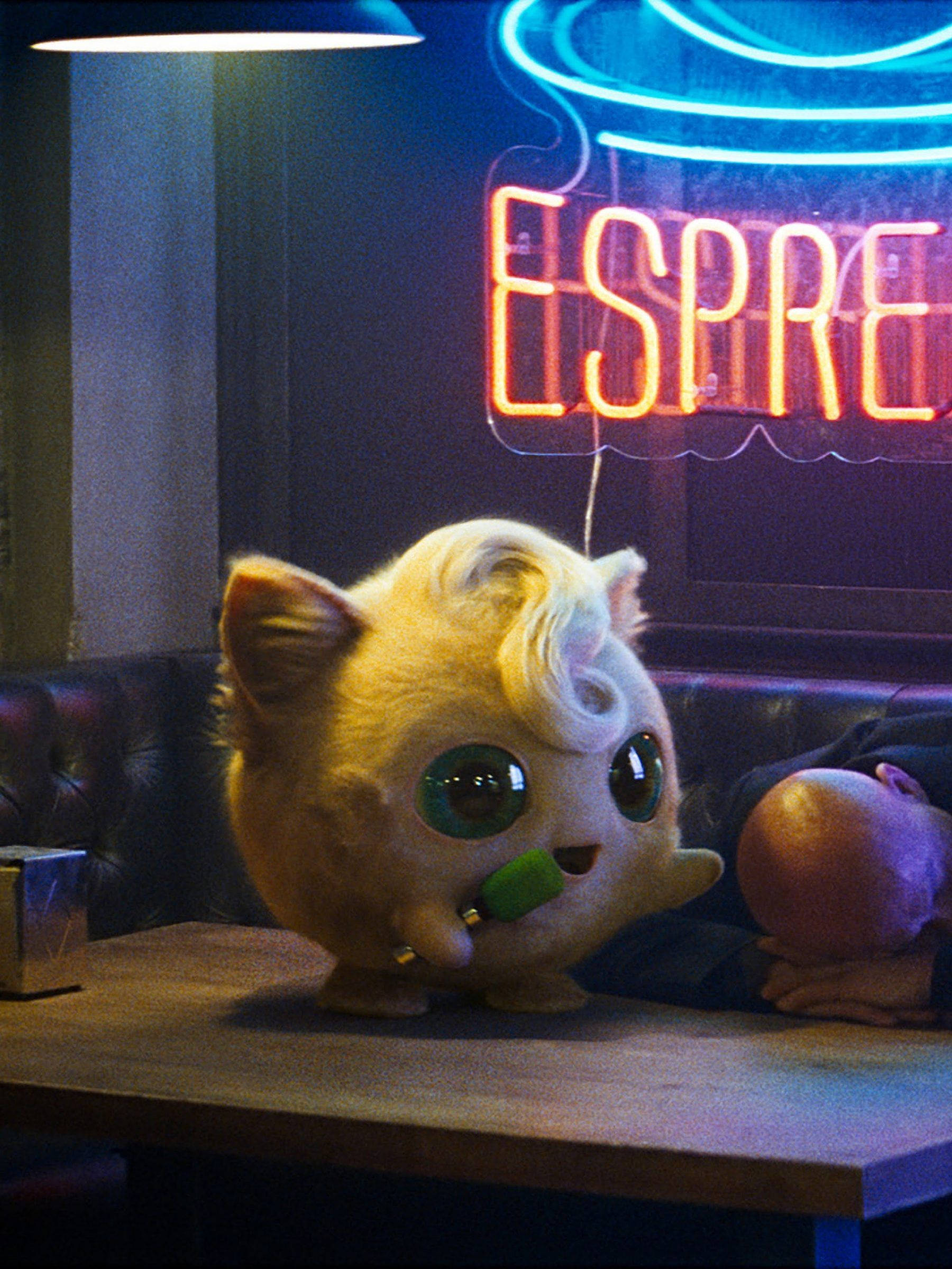 Detective Pikachu 桌布 壁紙 — 一隻可愛的毛茸茸生物，綠色眼睛，在燈光昏暗的咖啡館裡，在發光的霓虹燈濃縮咖啡標誌下啜飲飲料。