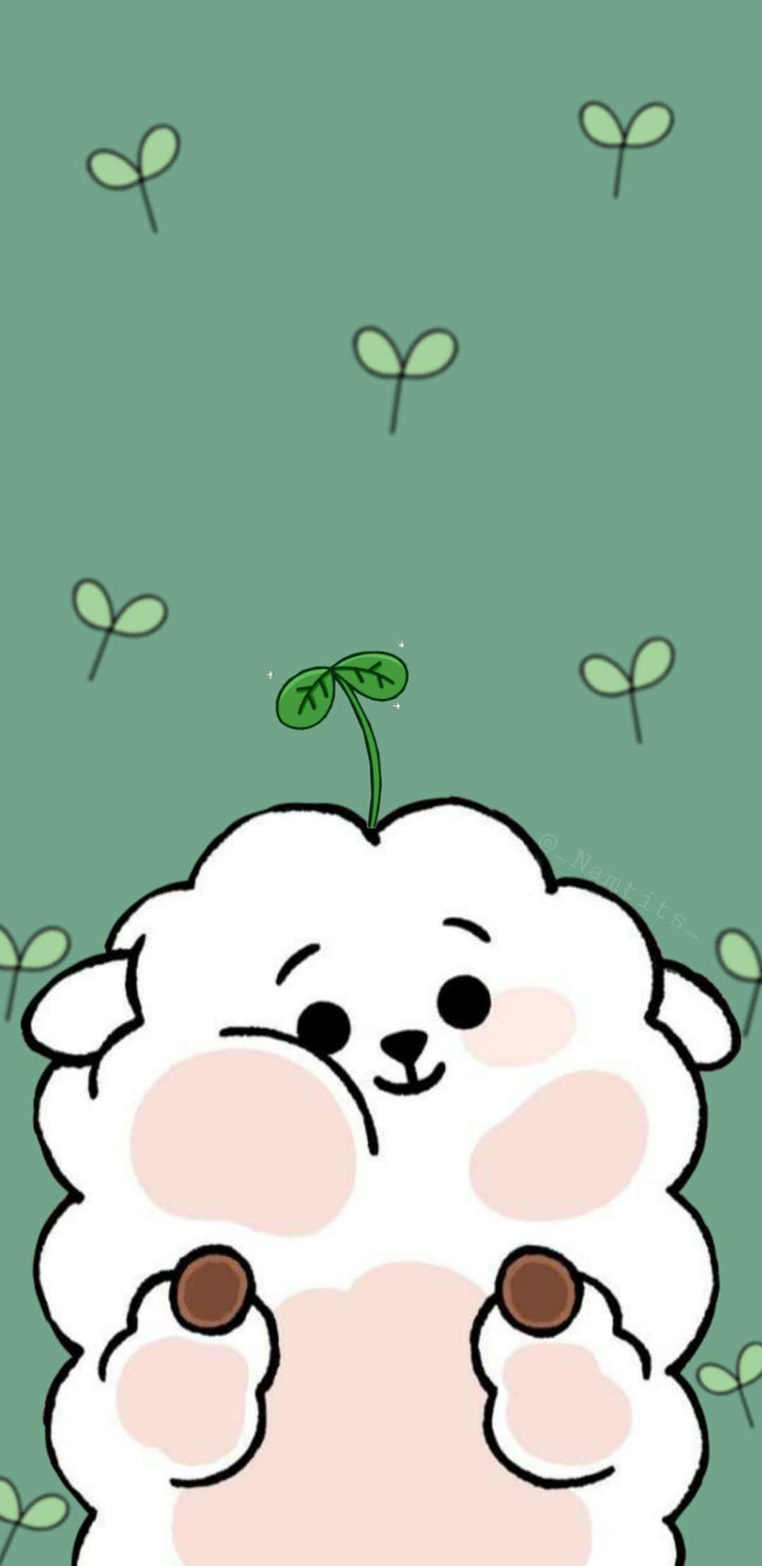 桌布 壁紙 — 一隻可愛的毛茸茸白色綿羊，頭上有嫩芽，在綠色背景上微笑，背景中有漂浮的嫩芽。