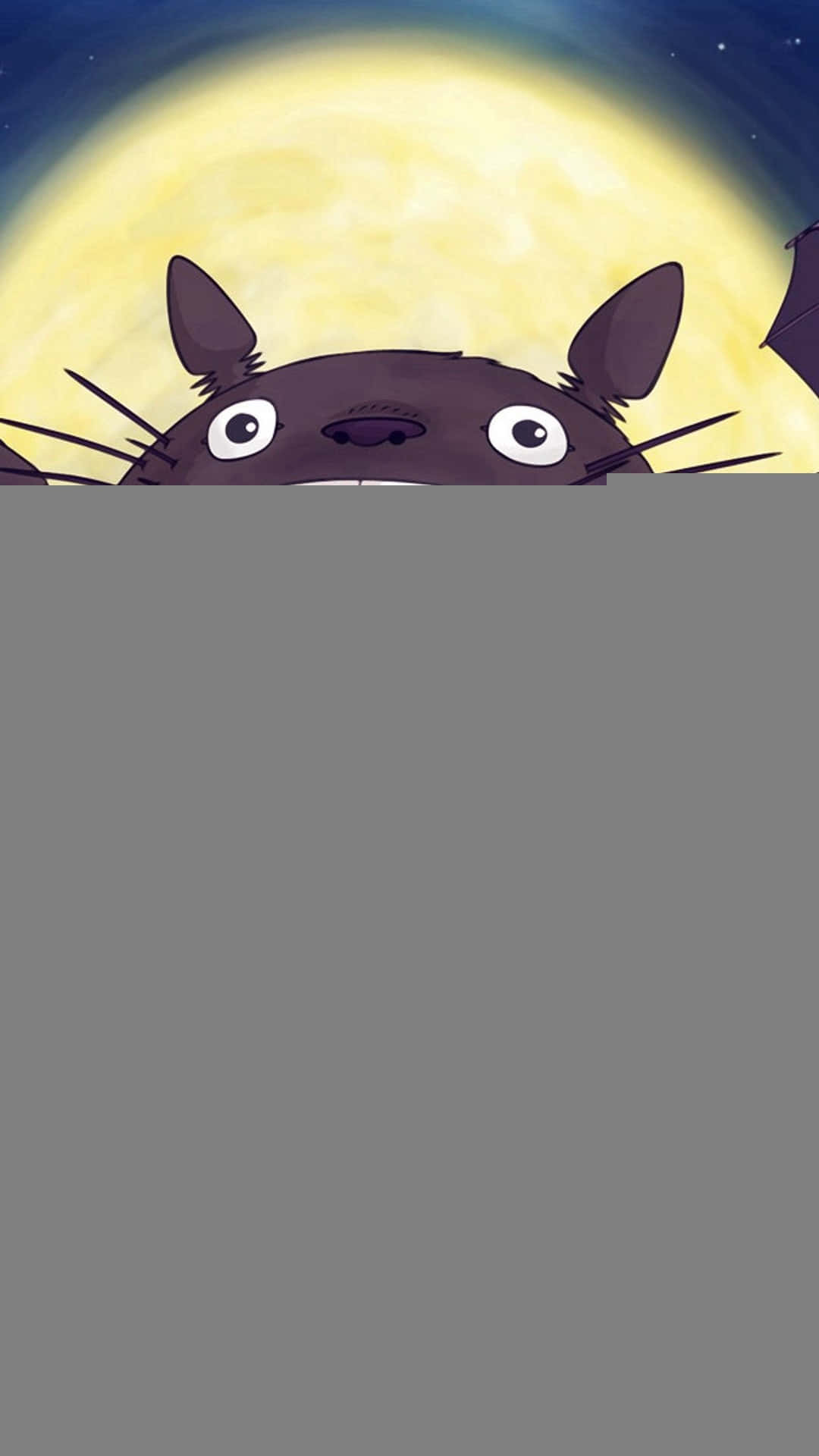 Totoro Aesthetic 桌布 壁紙 — 一隻可愛的深棕色動畫生物，大眼睛，在發光的黃色月亮和星空夜空下，從灰色屏障上方探出頭來。