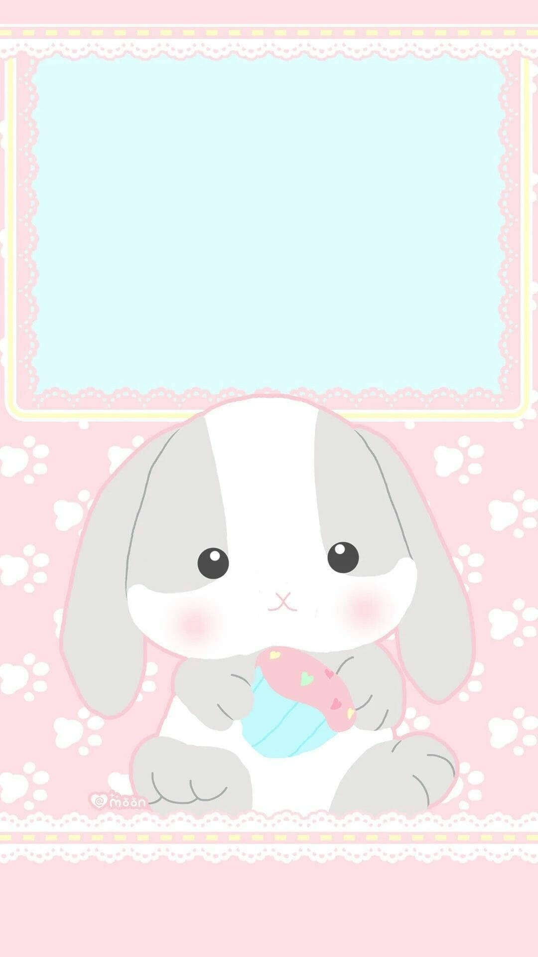 Aesthetic Easter 桌布 壁紙 — 一隻可愛的灰白兔子，臉頰紅潤，在粉彩粉紅色背景上，帶有白色爪印和蕾絲邊框，拿著一個粉紅色杯子蛋糕。