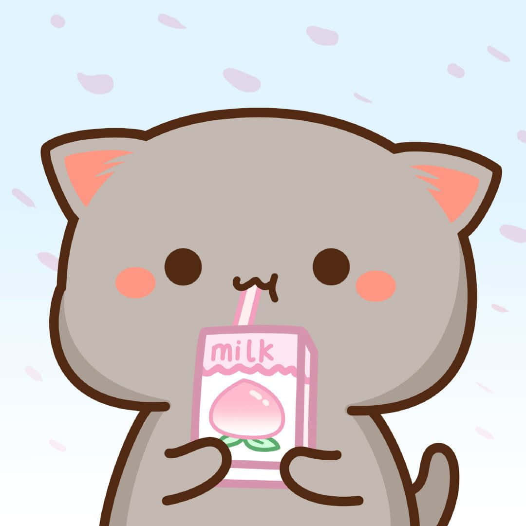 Cute Animated 桌布 壁紙 — 一隻可愛的灰色卡通貓咪在柔和的藍天和飄落的花瓣背景下，從粉紅色的紙盒中啜飲蜜桃牛奶。