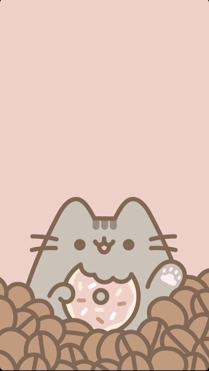 Cute Kawaii Cat 桌布 壁紙 — 一隻可愛的灰色卡通貓咪帶著開心的表情，從一堆棕色豆子中探出頭來，拿著一個粉紅色糖霜甜甜圈。