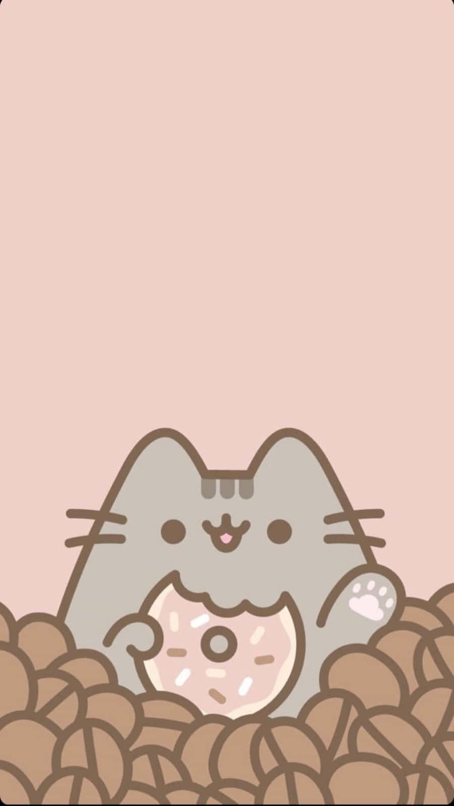 Aesthetic Pink Kawaii 桌布 壁紙 — 一隻可愛的灰色卡通貓咪帶著開心的表情，從一堆棕色甜甜圈中探出頭來，拿著一個有粉紅色糖針的甜甜圈，背景是柔和的粉紅色。